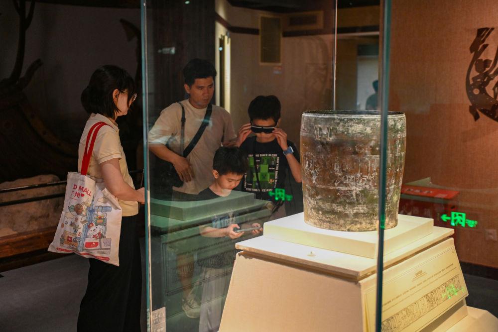 △2025年5月18日，游客在廣東廣州南越王博物院（王墓展區(qū)）體驗(yàn)AR眼鏡智慧導(dǎo)覽服務(wù)。