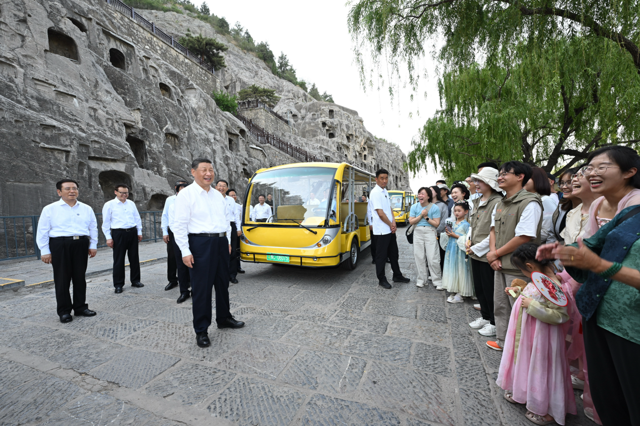 5月19日，習(xí)近平在洛陽龍門石窟考察時(shí)，同游客親切交流。